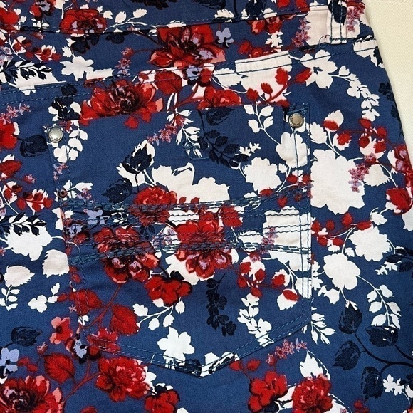 $5 ADD ON‎ with $15+ Bundle Bandolino Amy Short Floral Cuffed Shorts Sz 14 EUC - Picture 5 of 12